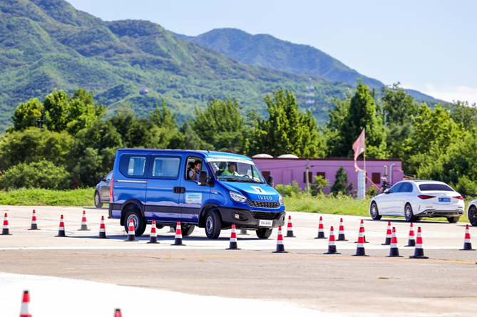 大空間強(qiáng)承載 城配物流運(yùn)輸首選依維柯