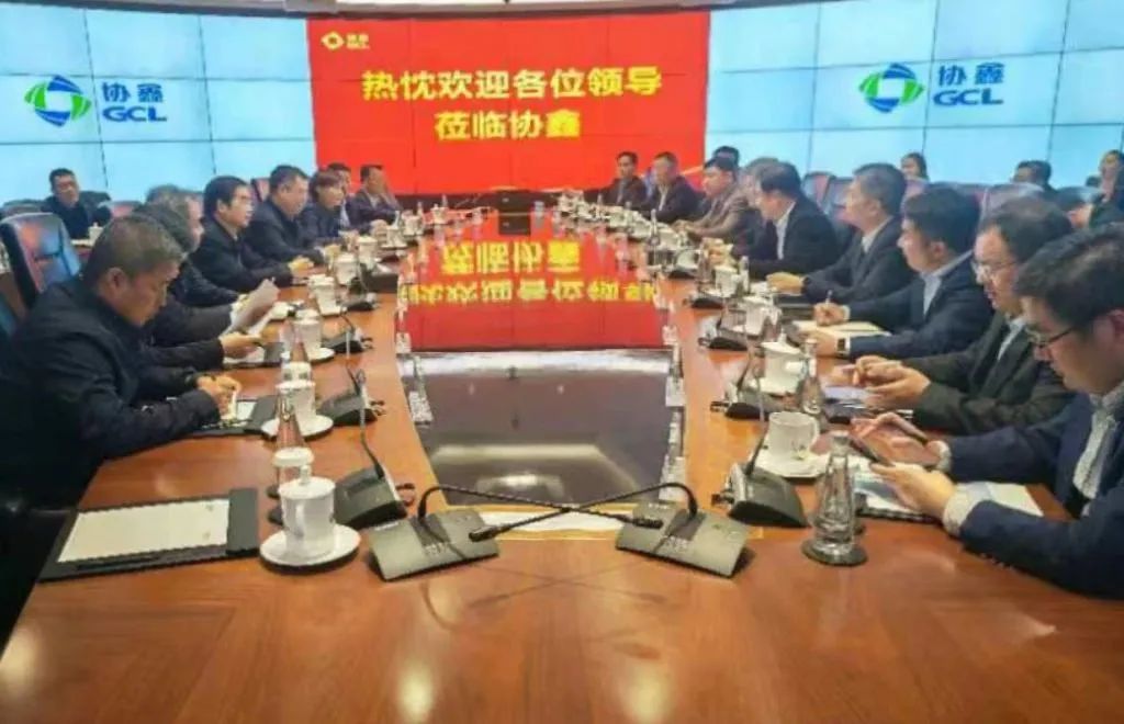 包頭市委書記丁繡峰出席見證北奔重汽與協(xié)鑫集團簽約