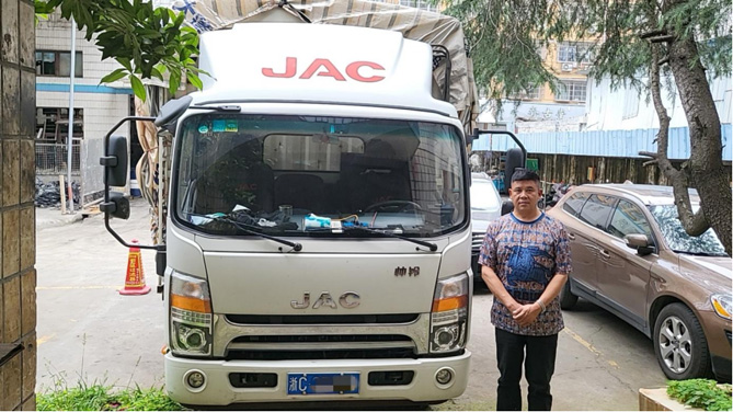 外出打拼30年，選擇江淮1卡帥鈴成立車隊，他成為行業運輸老大哥