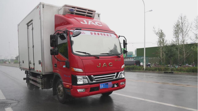 長途運輸冷凍貨物，創業7年的他攜手江淮1卡駿鈴做老板