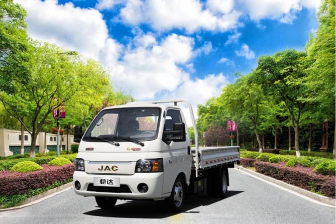 小巧靈活、更好上手，江淮1卡愷達(dá)高端自動(dòng)擋轎卡對(duì)女性非常友好！