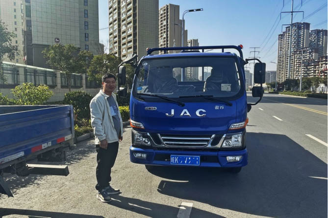 專注建筑材料運(yùn)輸，阜陽(yáng)朱老板與江淮1卡駿鈴V5走出一條陽(yáng)光大道