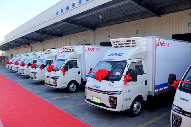 空間成就自由，長航無懼遠(yuǎn)方！首批8臺(tái)愷達(dá)U7冷藏車順利交付