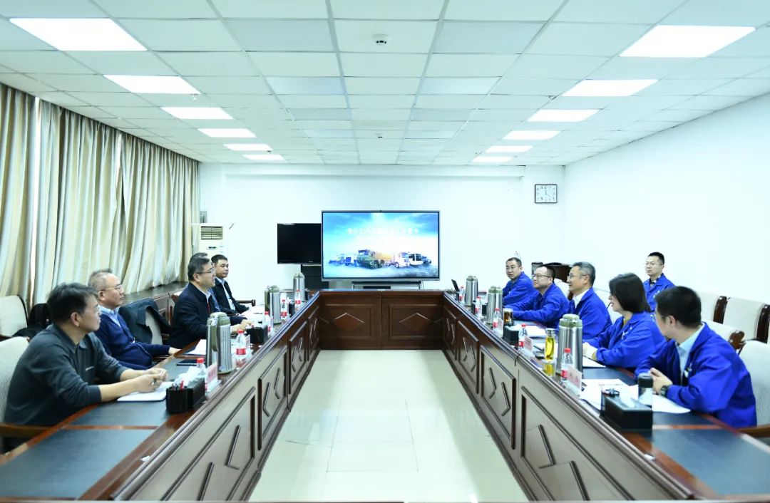 中國北方車輛有限公司黨委書記、董事長李進興到北奔重汽交流合作