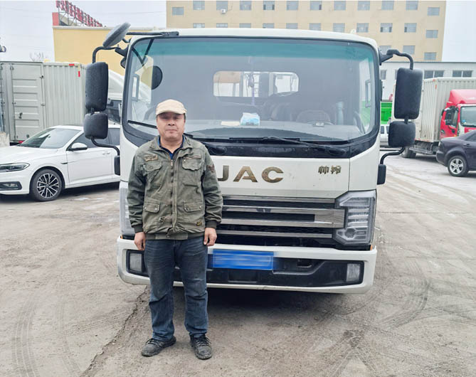 【周六有老友】十年逐花釀蜜路，江淮1卡帥鈴助力新疆蜂農的甜蜜事業