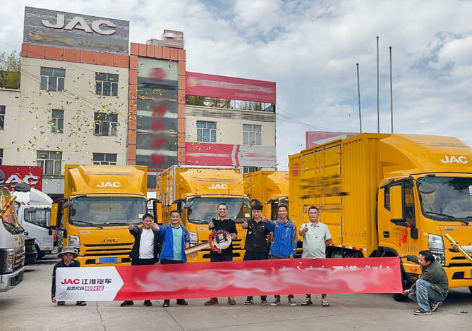 江淮1卡帥鈴百臺(tái)大單陸續(xù)交付 為西南運(yùn)輸提效