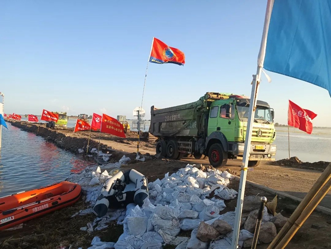 風雨同舟！北奔重汽與包頭土右旗共筑抗洪“暖心堤壩”